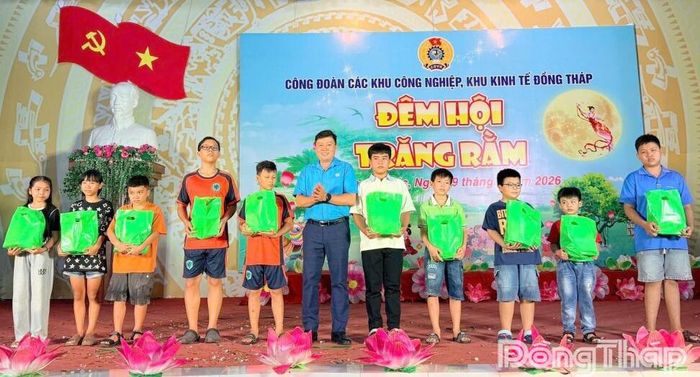 Đồng chí Nguyễn Thanh Nhàn, Chủ tịch Công đoàn các Khu công nghiệp, Khu kinh tế Đồng Tháp, trao quà tại chương trình.