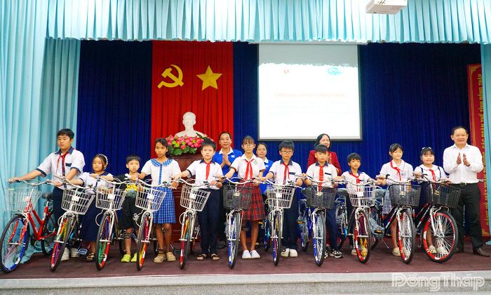 Trao xe đạp cho học sinh có hoàn cảnh khó khăn tại khu vực Mỹ Tho.