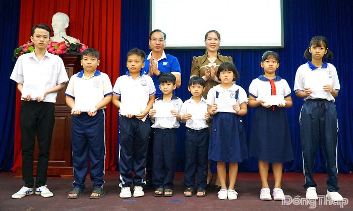 Học sinh có hoàn cảnh khó khăn nhận học bổng “Tiếp sức đến trường”.