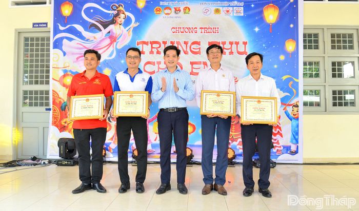 Đồng chí Phạm Công Danh, Phó Chủ tịch UBND xã Long Định, trao Giấy khen của Chủ tịch UBND xã cho các cá nhân có đóng góp, hỗ trợ kinh phí thực hiện chương trình.