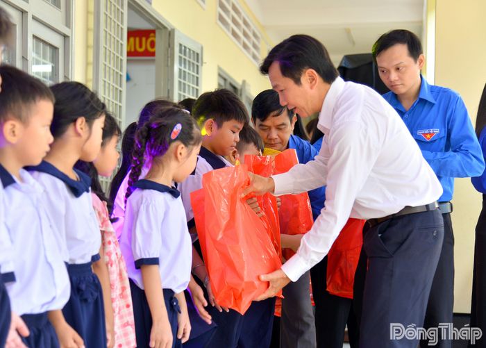 Đồng chí Nguyễn Trọng Tấn, Phó Giám đốc Báo và phát thanh, truyền hình Đồng Tháp kết nối Công ty TNHH TMDV Xăng dầu Châu Thành tài trợ 50 phần bánh trung thu, trị giá gần 12 triệu đồng; đồng thời, trao tặng 50 chiếc lồng đèn cho các em thiếu nhi.