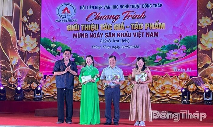 Kết nạp 3 hội viên Hội Sân khấu Việt Nam.