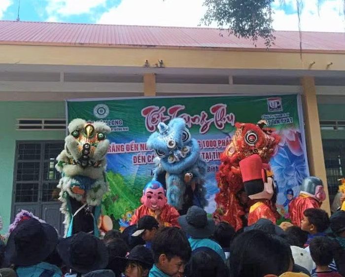 Màn múa lân tạo không khí rộn ràng, vui tươi của lễ hội trăng rằm tháng 8. Ảnh: ĐVCC