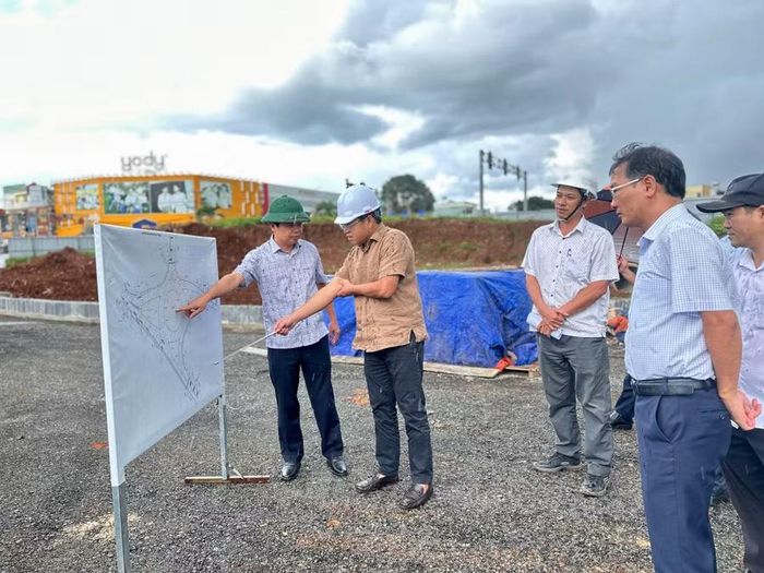 Phó Chủ tịch UBND tỉnh Nguyễn Hữu Quế kiểm tra tình hình thực hiện dự án cải tạo nút giao thông Phù Đổng (phường Pleiku). Ảnh: Hà Duy