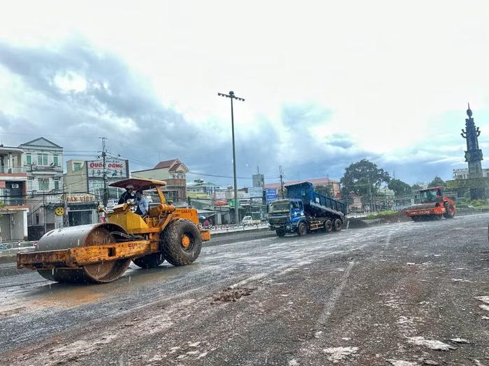 Thi công dự án cải tạo nút giao thông Phù Đổng. Ảnh: Hà Duy