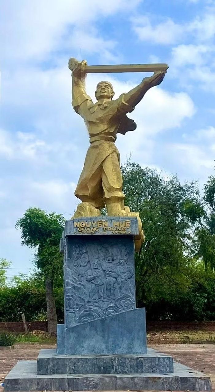 Tượng đài Quang Trung - Nguyễn Huệ trong quần thể di tích Tây Sơn Thượng Đạo. Ảnh: Phương Duyên