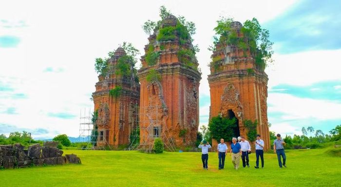  Tháp Dương Long được Bộ Văn hóa, Thể thao và Du lịch xếp hạng di tích quốc gia đặc biệt vào năm 1980. Ảnh: Ngọc Nhuận 