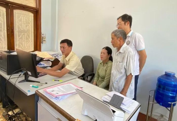 Người dân phường Hoài Nhơn Bắc theo dõi việc cập nhật cơ sở dữ liệu đất đai trên môi trường số tại trụ sở UBND phường. Ảnh: N.H