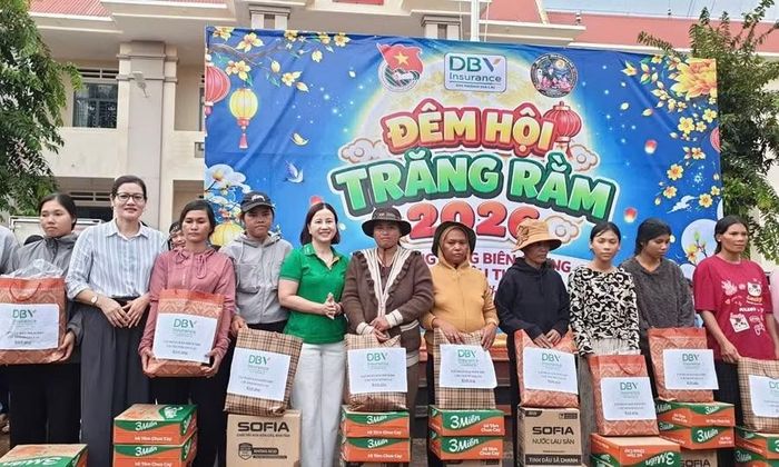 Đoàn xã Ia Pnôn phối hợp với các đơn vị tặng quà cho người dân xã Ia Pnôn. Ảnh: ĐVCC