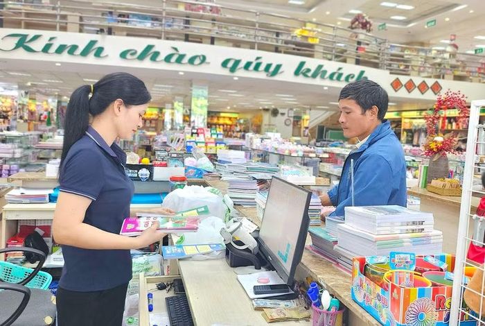 Thủ tướng yêu cầu Bộ GD&ĐT tập trung huy động tất cả nguồn lực, điều tiết ngay, in ấn, cung ứng đầy đủ số lượng, bảo đảm chất lượng sách giáo khoa cho các cơ sở giáo dục phổ thông. Ảnh: Nhã Uyên