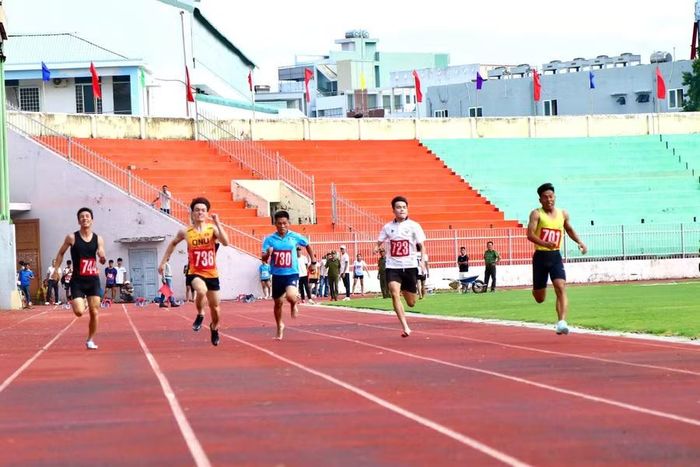  Các VĐV điền kinh nỗ lực, quyết tâm trên đường chạy, hướng đến thành tích cao tại Đại hội TDTT tỉnh lần thứ I năm 2026. Ảnh: H.V 