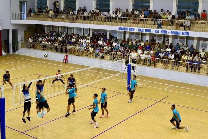  Những pha bóng quyết liệt cùng sự cổ vũ nhiệt tình của khán giả tạo nên bầu không khí sôi nổi, góp phần làm nên thành công của Đại hội TDTT tỉnh Gia Lai năm 2026. Ảnh: H.V 