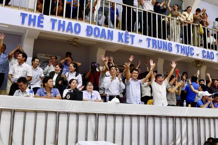 Sự hiện diện và cổ vũ trực tiếp của người dân tại địa điểm thi đấu góp phần tiếp thêm động lực để các VĐV thi đấu hết mình. Ảnh: H.V 