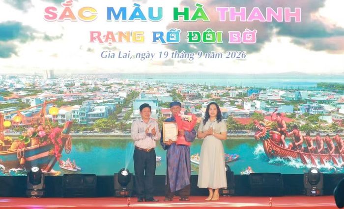Ban Tổ chức trao giải nhất Hội thi thuyền hoa cho đơn vị Phòng Văn hóa - Xã hội phường Quy Nhơn.