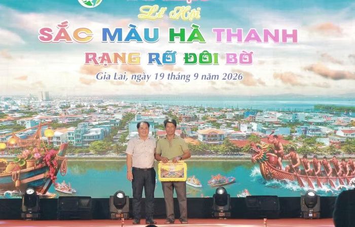 Đội Tuy Phước Đông nhận giải nhất Giải đua thuyền truyền thống. Ảnh: H.V
