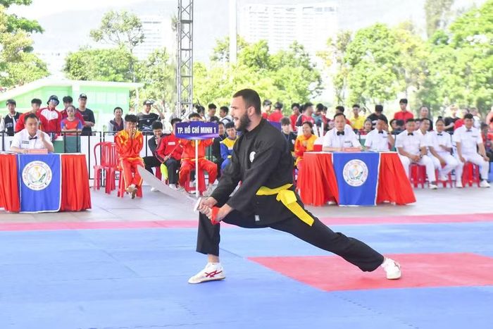 Một vận động viên nước ngoài thi đấu tại Giải vô địch các câu lạc bộ võ cổ truyền quốc gia 2026. Ảnh: Q.T