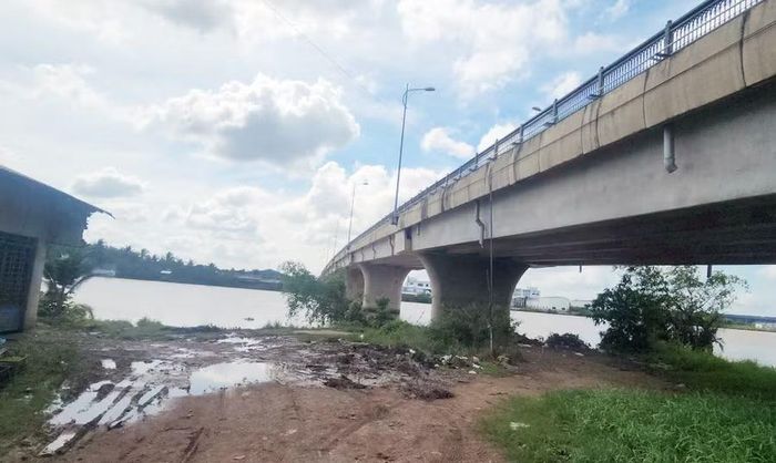  Cầu Phong Nẫm gần vị trí lực lượng chức năng trục vớt ô tô bán tải chứa bộ xương người. Ảnh: T.X/Vietnamnet 