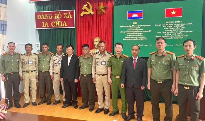 Công an xã Ia Chia tổ chức hội nghị phối hợp với Công an xã Sê San (Vương quốc Campuchia). Ảnh: ĐVCC
