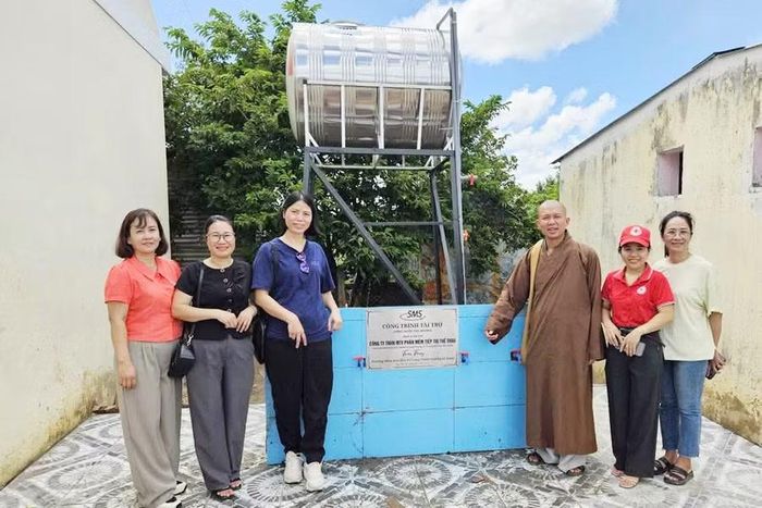 Bàn giao công trình giếng khoan cho Trường Mẫu giáo Hoa Pơ Lang. Ảnh: Tú Hà
