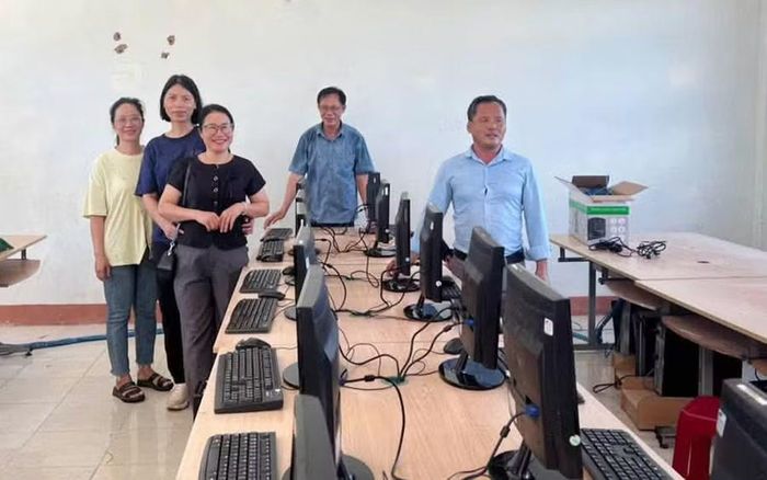 Những bộ máy tính giúp các em học sinh tiếp cận công nghệ thông tin. Ảnh: Tú Hà