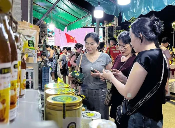  Sản phẩm OCOP của địa phương được trưng bày, giới thiệu đến người dân và du khách. Ảnh: H.V 