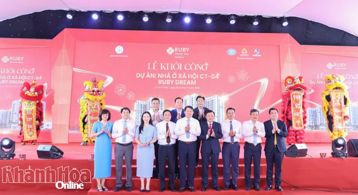Các đồng chí lãnh đạo tỉnh và đại biểu chụp hình lưu niệm tại lễ khởi công.