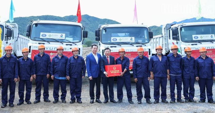 Phó Chủ tịch UBND tỉnh Lê Huyền tặng quà động viên chủ đầu tư, đội ngũ kỹ sư, công nhân thi công tại dự án.