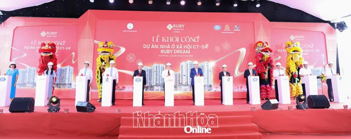 Các đại biểu thực hiện nghi thức khởi công dự án.