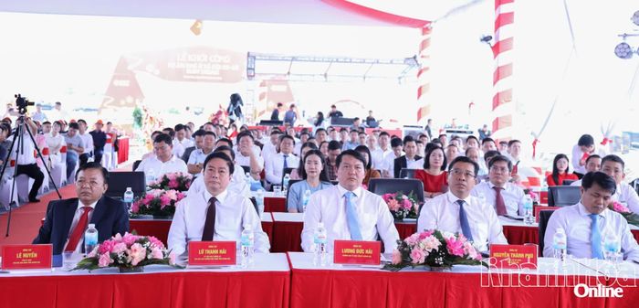 Các đồng chí lãnh đạo tỉnh và đại biểu tham dự buổi lễ. 