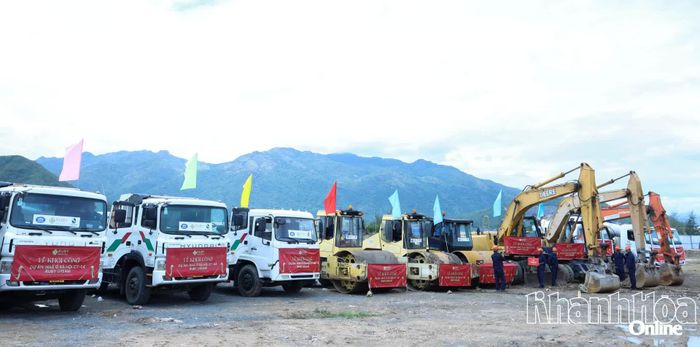 Phương tiện, máy móc được huy động thi công ngay sau lễ khởi công dự án.