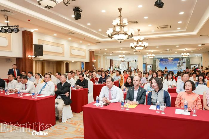 Các đại biểu tham dự buổi lễ.