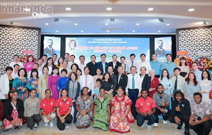 Các đại biểu tham dự buổi lễ chụp hình lưu niệm.