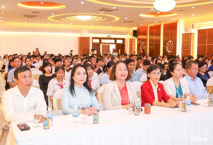Các đại biểu, doanh nghiệp, nhà hảo tâm tham dự buổi lễ.
