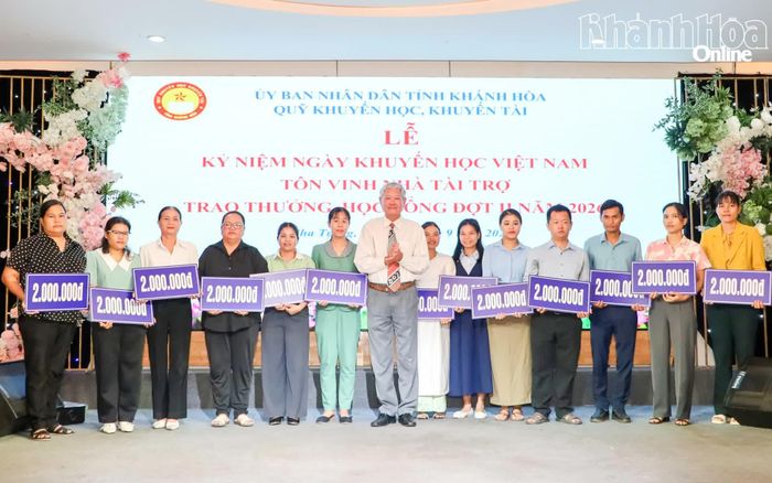 Lãnh đạo Hội Khuyến học tỉnh trao thưởng cho các giáo viên vượt khó hoàn thành tốt nhiệm vụ.