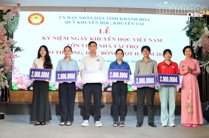 Lãnh đạo Công ty Cổ phần Tập đoàn Khánh Vĩnh trao thưởng cho các học sinh, sinh viên đạt thành tích cao.