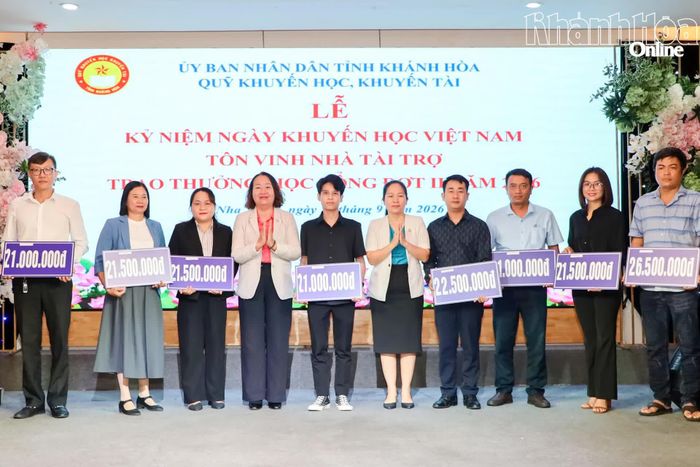 Lãnh đạo Công ty TNHH Nhà nước Một thành viên Yến sào Khánh Hòa trao bảng tượng trưng học bổng cho đại diện các địa phương để trao cho học sinh.