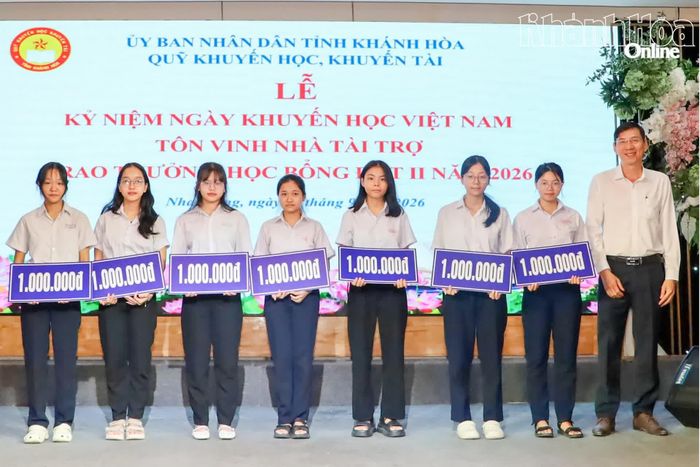 Lãnh đạo Công ty Cổ phần Đầu tư VCN trao học bổng cho học sinh.