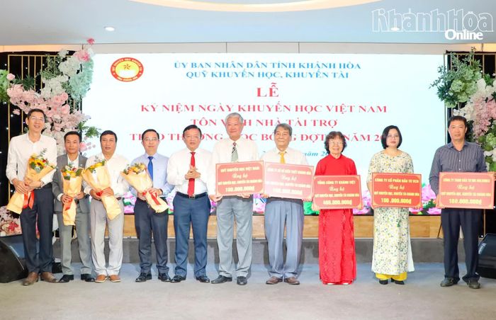 Đồng chí Lê Huyền tặng hoa cảm ơn và vinh danh các đơn vị, doanh nghiệp ủng hộ cho Quỹ Khuyến học, khuyến tài tỉnh.