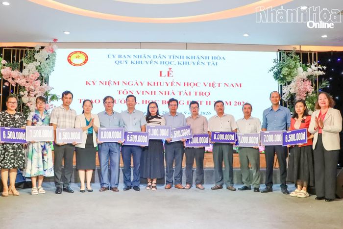Lãnh đạo Công ty TNHH Nhà nước Một thành viên Yến sào Khánh Hòa trao bảng tượng trưng học bổng cho các trường học trên địa bàn tỉnh để trao cho học sinh.