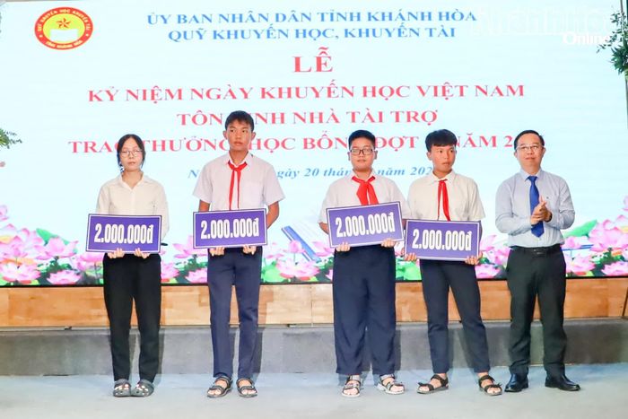 Lãnh đạo Tổng Công ty Khánh Việt trao học bổng cho học sinh.