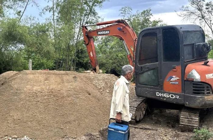 Các phương tiện được huy động để khắc phục những vị trí sạt lở.