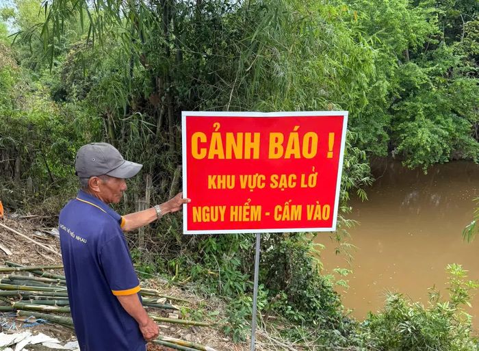 Biển cảnh báo nguy hiểm được cắm tại một số vị trí.