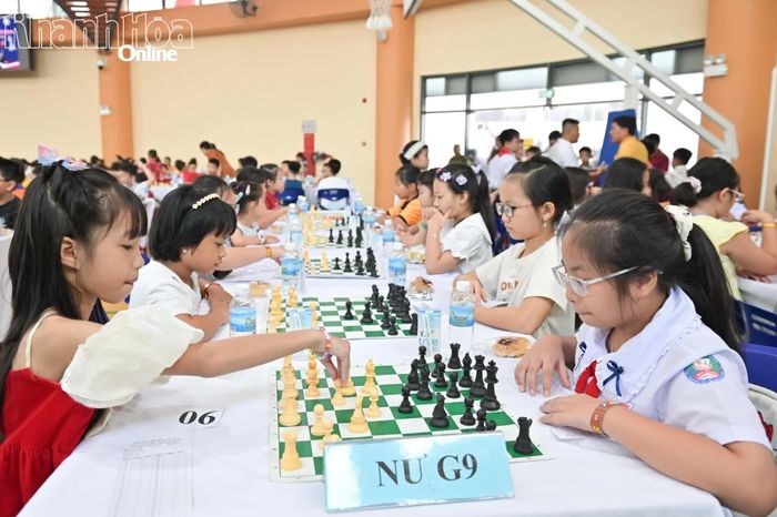 Các nữ kỳ thủ nhí thi đấu.