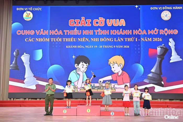 Đại biểu trao giải cho các thí sinh xuất sắc.