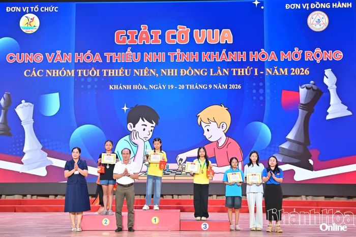 Ban tổ chức trao giải cho các thí sinh xuất sắc nhất của mỗi bảng thi đấu.