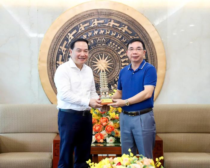 Đồng chí Bùi Huy Vĩnh - Phó Bí thư Tỉnh ủy Phú Thọ tặng mô hình Tháp gốm men chùa Trò cho đồng chí Hồ Xuân Trường - Phó Bí thư Thường trực Tỉnh ủy Khánh Hòa.