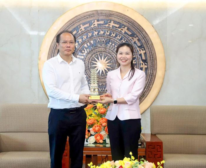 Đồng chí Bùi Thị Minh - Phó Bí thư Tỉnh ủy, Chủ tịch Ủy ban MTTQ Việt Nam tỉnh Phú Thọ tặng mô hình Tháp gốm men chùa Trò cho đồng chí Nguyễn Khắc Hà - Phó Bí thư Tỉnh ủy, Chủ tịch Ủy ban MTTQ tỉnh Khánh Hòa.