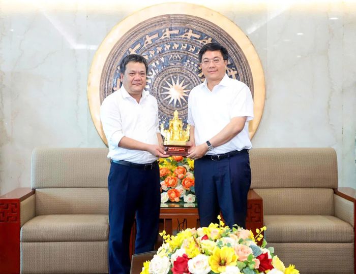 Đồng chí Trần Duy Đông - Phó Bí thư Tỉnh ủy, Chủ tịch UBND tỉnh Phú Thọ tặng bức tượng Quốc Tổ Hùng Vương cho đồng chí Trần Phong - Bí thư Tỉnh ủy Khánh Hòa.