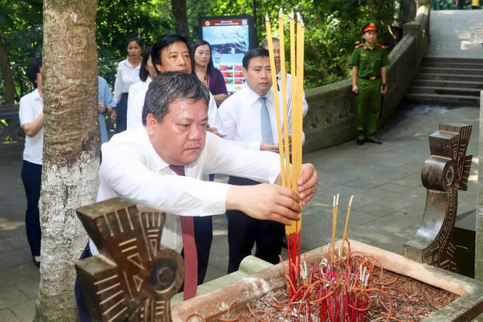 Đồng chí Trần Phong - Bí thư Tỉnh ủy Khánh Hòa dâng hương tưởng niệm các Vua Hùng.
