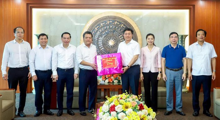 Các đồng chí lãnh đạo tỉnh Khánh Hòa tặng quà của Tỉnh ủy, HĐND, UBND, Ủy ban MTTQ Việt Nam tỉnh Khánh Hòa cho tỉnh Phú Thọ.